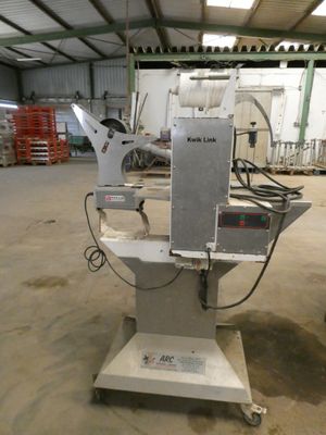 l'image d'une machine installée dans un entrepôt
