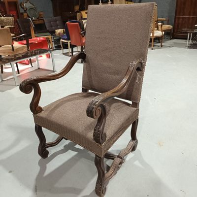Fauteuil à haut dossier de style Louis XIV en chêne sculpté,