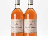 deux bouteilles de vin posées l'une à côté de l'autre sur une table