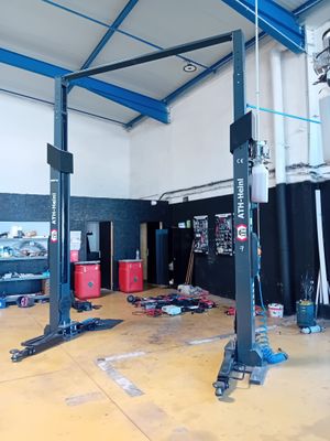 une photo d'un garage avec beaucoup d'outils sur le sol