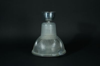 Lampe suspension industrielle en verre Holophane retenu sur …