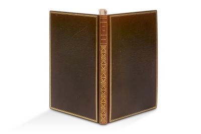 un livre marron avec une bordure dorée et une couverture marron