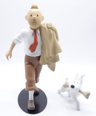 une figurine représentant un homme en veste avec un chien