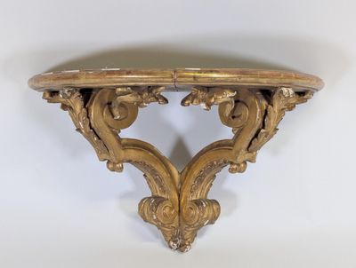 une table en or avec un plateau en marbre sur fond blanc