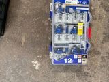 une image d'une trousse à outils posée par terre