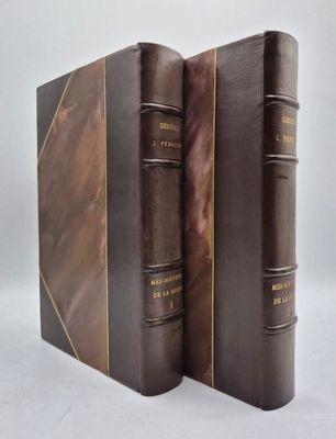 deux livres posés côte à côte sur une table