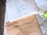 deux enveloppes et une paire de ciseaux posés sur une table