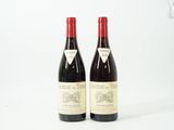 deux bouteilles de vin rouge posées l'une à côté de l'autre sur une surface blanche