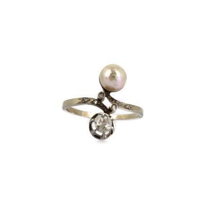 une image d'une bague en perles et diamants sur fond blanc