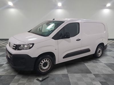 la photo d'une camionnette blanche sur un sol en damier