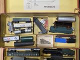 une boîte remplie de petits trains posée sur une table