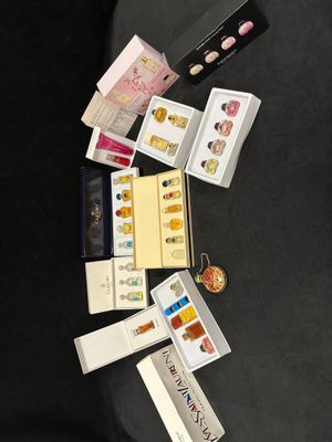 un grand nombre d'objets posés sur une table