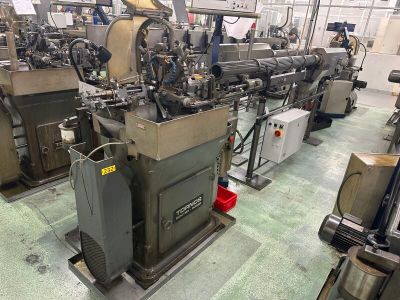de nombreuses machines qui fonctionnent ensemble dans une usine