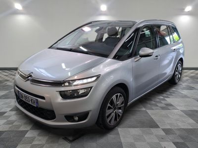 la citrole est garée sur le sol en damier d'un garage