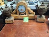 une table en bois surmontée d'une horloge