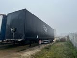 un camion semi-remorque garé sur le côté de la route