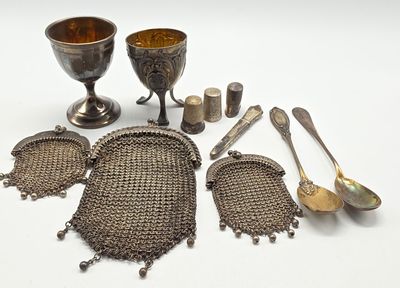 beaucoup d'objets en argent qui se trouvent sur la table