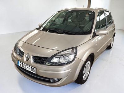une voiture beige garée dans une pièce blanche au sol blanc