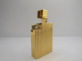 un briquet en or posé sur une table