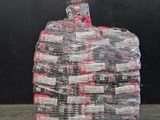 une palette remplie de bouteilles de soda posée sur une palette