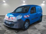 une camionnette bleue avec une bande rouge et blanche sur le côté