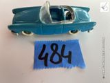 une petite voiture bleue avec un numéro sur le côté