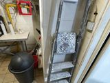 une photo d'une pièce dans laquelle se trouvent une échelle et un chauffe-eau