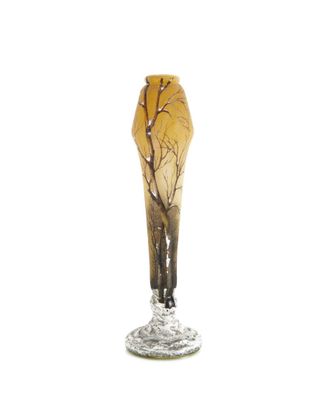 une photo d'un vase en verre orné d'un arbre