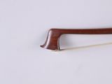 a small piece of wood with a long handle on it