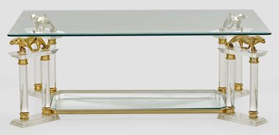 une table en verre avec un piètement doré et un plateau en verre transparent