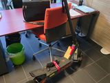 un scooter posé devant un bureau dans un bureau