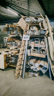 un gros tas de bric-à-brac dans un entrepôt, avec une échelle