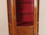 une vitrine ancienne avec une porte vitrée
