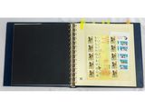 un cahier noir sur lequel est posé un stylo jaune