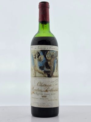 une bouteille de vin posée sur une table
