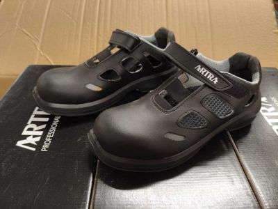 une boîte sur laquelle est posée une paire de chaussures