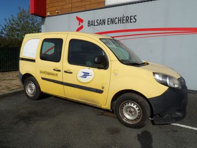 une petite camionnette jaune garée devant un immeuble