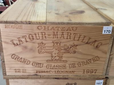 une boîte en bois portant une étiquette