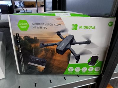 une boîte sur laquelle se trouve une télécommande, posée sur une étagère