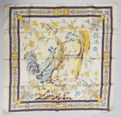 une écharpe jaune et bleue ornée d'un oiseau et de fleurs