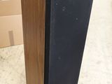 une enceinte noire posée sur une table dans une pièce