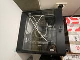 une petite armoire surmontée d'une porte vitrée