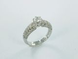 une photo d'une bague en diamant sur fond blanc