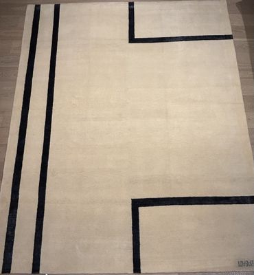 Tapis moderne noué main couleur beige avec rayures bleu fonc…