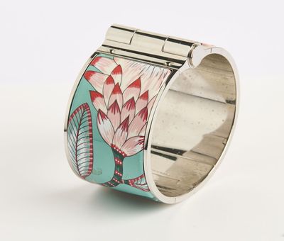 un gros plan d'un bracelet orné d'une fleur