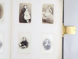une vieille photo d'un livre contenant des photos de personnes