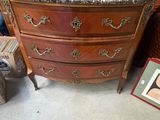 une commode en marbre dans une pièce
