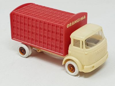 un camion jouet avec une remorque rouge à l'arrière