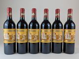 six bouteilles de vin rouge alignées sur une table