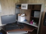un bureau d'ordinateur équipé d'un clavier et d'un écran